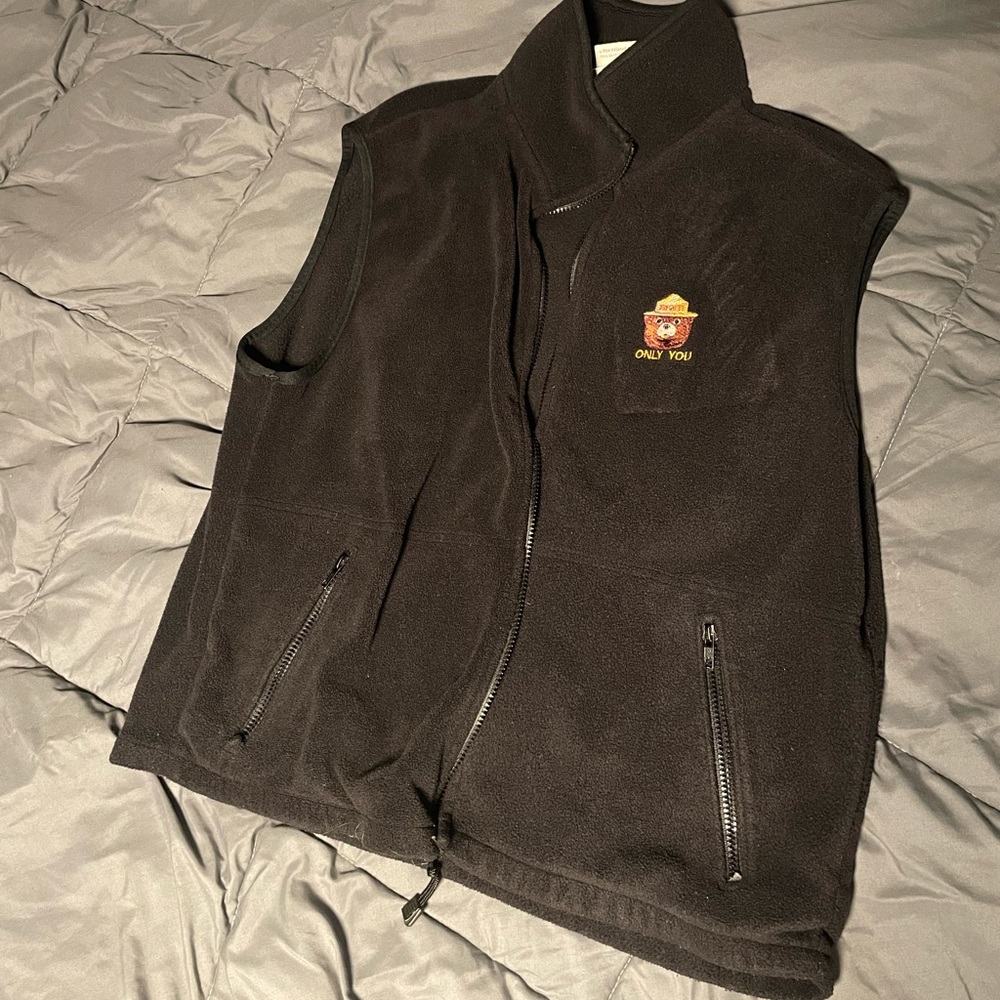 Officially licensed Smokey Bear fleece. Size Large